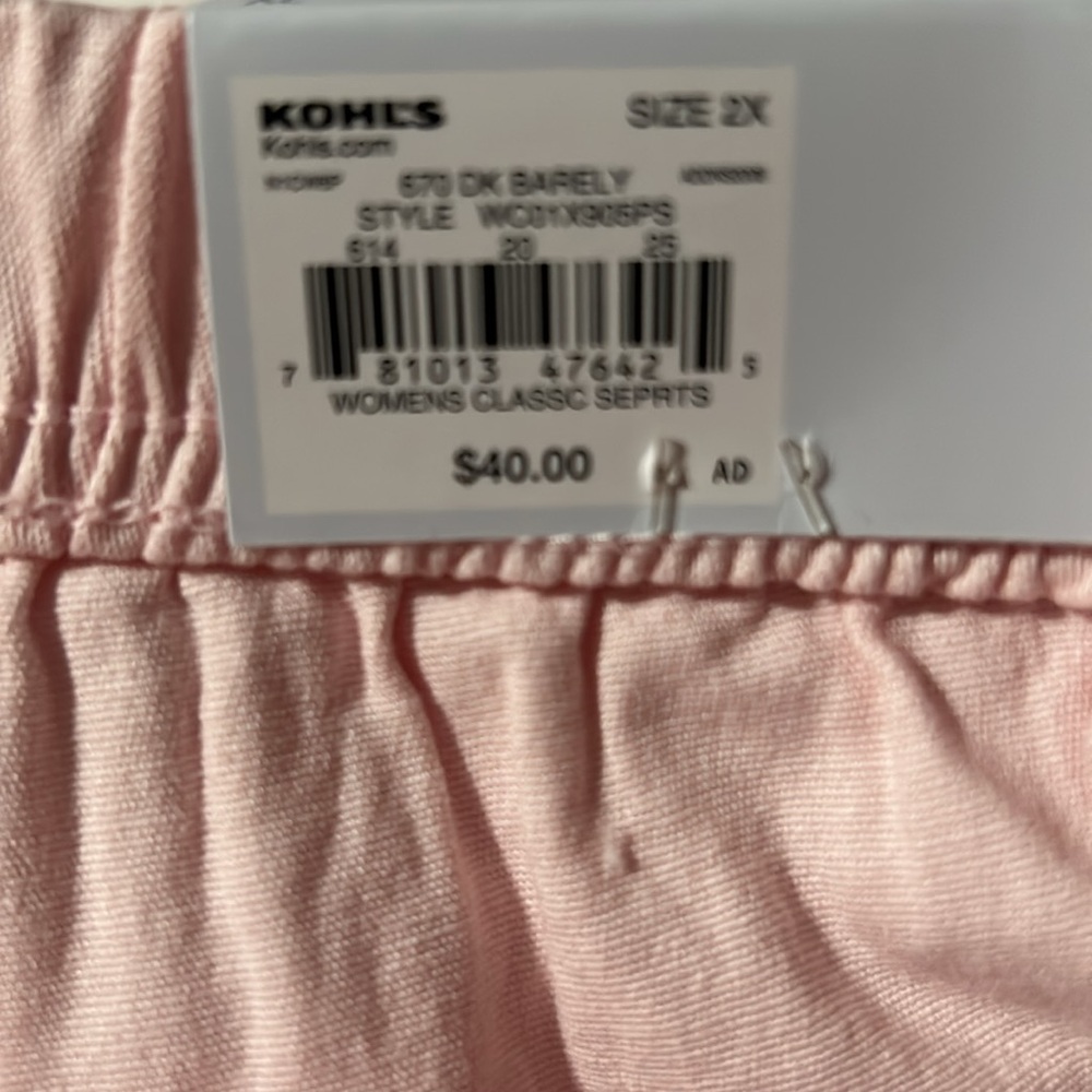 NWT women’s light pink color capris w/ cute design on the outer legs at the hem. - Picture 8 of 8